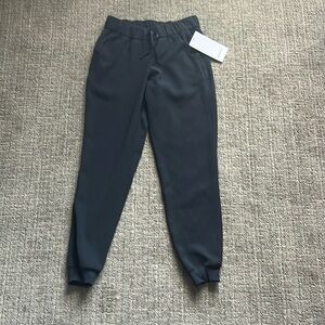 Lululemon on the fly jogger